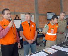 Defesa Civil faz exercício simulado de ação em caso de desastres naturais ou risco iminente de acidentes em Antonina, Litoral do Estado. O exercício simulado de abandono emergencial mobilizou moradores e representantes de órgãos e instituições que precisam agir em conjunto nas situações de emergência.Antonina, 12/11/2011.Foto: José Adair Gomercindo / AENotícias
