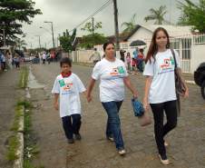 Defesa Civil faz exercício simulado de ação em caso de desastres naturais ou risco iminente de acidentes em Antonina, Litoral do Estado. O exercício simulado de abandono emergencial mobilizou moradores e representantes de órgãos e instituições que precisam agir em conjunto nas situações de emergência. Na foto, dona Jacira Dias Raimundo, com o neto Diogo e a filha Lúcia Dias Raimundo, participaram do treinamento.Antonina, 12/11/2011.Foto: José Adair Gomercindo / AENotícias