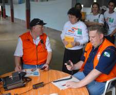 Defesa Civil faz exercício simulado de ação em caso de desastres naturais ou risco iminente de acidentes em Antonina, Litoral do Estado. O exercício simulado de abandono emergencial mobilizou moradores e representantes de órgãos e instituições que precisam agir em conjunto nas situações de emergência. Na foto, os voluntários da da Rede Estadual de Emergência de Radioamadores, PY5-LUI (Luiz Augusto) e PY5 LZA (Luiz Zanizelli).Antonina, 12/11/2011.Foto: José Adair Gomercindo / AENotícias