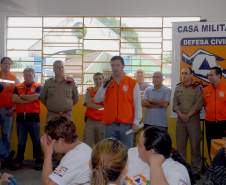 Defesa Civil faz exercício simulado de ação em caso de desastres naturais ou risco iminente de acidentes em Antonina, Litoral do Estado. O exercício simulado de abandono emergencial mobilizou moradores e representantes de órgãos e instituições que precisam agir em conjunto nas situações de emergência. Antonina, 12/11/2011. Foto: José Adair Gomercindo / AENotícias