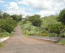 TOMBAMENTO DE CAMINHÃO COM VAZAMENTO DE EMULSÃO ASFÁLTICA PRÓXIMO AO RIO GOIOERÊ.