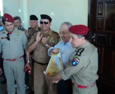 Entrega da Medalha Carlos Cavalcanti ao Prefeito de Pato Branco.