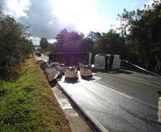 Carreta tombada na BR 376 km 130 com derramamento de produto perigoso.