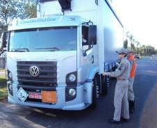 Veículos de Transporte de Produtos Perigosos são vistoriados nas rodovias do Estado.
