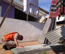 A 6ª Coordenadoria Regional de Defesa Civil juntamente com a Coordenadoria Municipal de Pinhais realizam a entrega de telhas no município.