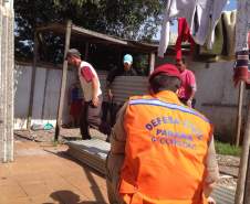 A 6ª Coordenadoria Regional de Defesa Civil juntamente com a Coordenadoria Municipal de Pinhais realizam a entrega de telhas no município.