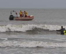 Operaçao verao, Corpo de Bombeiros, Iap, ONG (voluntarios), Policia Ambiental e Marinha fazem mutirao para recolhimento de lixo na praia e mar. 14-12-13. Foto: Hedeson Alves