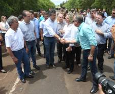 A recuperação de rodovias, estradas rurais e pontes é a principal demanda dos municípios do Noroeste atingidos pelas chuvas intensas dos últimos dias. Nesta quinta-feira (14), o governador Beto Richa esteve na região para verificar os danos e acompanhar o trabalho de apoio do Estado às prefeituras. Ele esteve em Iguaraçu, vizinha de Maringá, para conversar com os prefeitos. Ele também foi a Londrina e Rolândia e sobrevoou Jataizinho. 