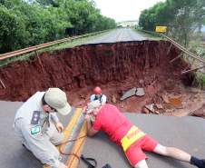 A recuperação de rodovias, estradas rurais e pontes é a principal demanda dos municípios do Noroeste atingidos pelas chuvas intensas dos últimos dias. Nesta quinta-feira (14), o governador Beto Richa esteve na região para verificar os danos e acompanhar o trabalho de apoio do Estado às prefeituras. Ele esteve em Iguaraçu, vizinha de Maringá, para conversar com os prefeitos. Ele também foi a Londrina e Rolândia e sobrevoou Jataizinho. 
