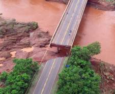 A recuperação de rodovias, estradas rurais e pontes é a principal demanda dos municípios do Noroeste atingidos pelas chuvas intensas dos últimos dias. Nesta quinta-feira (14), o governador Beto Richa esteve na região para verificar os danos e acompanhar o trabalho de apoio do Estado às prefeituras. Ele esteve em Iguaraçu, vizinha de Maringá, para conversar com os prefeitos. Ele também foi a Londrina e Rolândia e sobrevoou Jataizinho. 