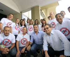 O governador Beto Richa participou nesta sexta-feira (22), em Paranaguá, da solenidade de liberação de R$ 4 milhões para o combate à dengue no Litoral. Os recursos são oriundos de um acordo judicial entre a Administração dos Portos de Paranaguá e Antonina (Appa) e o Ministério Público Federal e foram repassados ao fundo de Saúde de Paranaguá. 