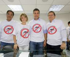 O governador Beto Richa participou nesta sexta-feira (22), em Paranaguá, da solenidade de liberação de R$ 4 milhões para o combate à dengue no Litoral. Os recursos são oriundos de um acordo judicial entre a Administração dos Portos de Paranaguá e Antonina (Appa) e o Ministério Público Federal e foram repassados ao fundo de Saúde de Paranaguá. 