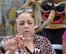 O sábado de Carnaval (6) foi escolhido pelo Governo do Estado para a realização da campanha Hora H – Todos contra o mosquito da Dengue. O objetivo é convocar todos os paranaenses a vistoriar casas e quintais simultaneamente, às 10h da manhã, com o objetivo de eliminar criadouros do mosquito transmissor da dengue, zika e chikungunya.
