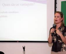 A Secretaria de Estado da Saúde apresentou nesta sexta-feira (5) a nova tecnologia utilizada pelo Laboratório Central do Estado (Lacen-PR) para o diagnóstico simultâneo de dengue, zika e chikungunya. Pioneiro no país, o Teste para Diagnóstico Molecular de Arboviroses Metodologia Multiplex, em uso desde o dia 3 de fevereiro, amplia a capacidade de análise do Lacen de 60 para 1.400 exames semanais. 