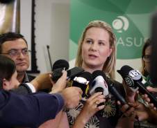 A Secretaria de Estado da Saúde apresentou nesta sexta-feira (5) a nova tecnologia utilizada pelo Laboratório Central do Estado (Lacen-PR) para o diagnóstico simultâneo de dengue, zika e chikungunya. Pioneiro no país, o Teste para Diagnóstico Molecular de Arboviroses Metodologia Multiplex, em uso desde o dia 3 de fevereiro, amplia a capacidade de análise do Lacen de 60 para 1.400 exames semanais. 