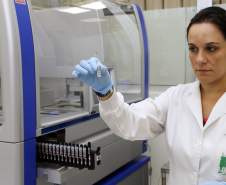 A Secretaria de Estado da Saúde apresentou nesta sexta-feira (5) a nova tecnologia utilizada pelo Laboratório Central do Estado (Lacen-PR) para o diagnóstico simultâneo de dengue, zika e chikungunya. Pioneiro no país, o Teste para Diagnóstico Molecular de Arboviroses Metodologia Multiplex, em uso desde o dia 3 de fevereiro, amplia a capacidade de análise do Lacen de 60 para 1.400 exames semanais. 