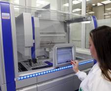 A Secretaria de Estado da Saúde apresentou nesta sexta-feira (5) a nova tecnologia utilizada pelo Laboratório Central do Estado (Lacen-PR) para o diagnóstico simultâneo de dengue, zika e chikungunya. Pioneiro no país, o Teste para Diagnóstico Molecular de Arboviroses Metodologia Multiplex, em uso desde o dia 3 de fevereiro, amplia a capacidade de análise do Lacen de 60 para 1.400 exames semanais. 