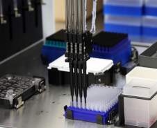 A Secretaria de Estado da Saúde apresentou nesta sexta-feira (5) a nova tecnologia utilizada pelo Laboratório Central do Estado (Lacen-PR) para o diagnóstico simultâneo de dengue, zika e chikungunya. Pioneiro no país, o Teste para Diagnóstico Molecular de Arboviroses Metodologia Multiplex, em uso desde o dia 3 de fevereiro, amplia a capacidade de análise do Lacen de 60 para 1.400 exames semanais. 