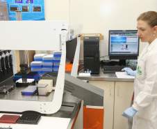 A Secretaria de Estado da Saúde apresentou nesta sexta-feira (5) a nova tecnologia utilizada pelo Laboratório Central do Estado (Lacen-PR) para o diagnóstico simultâneo de dengue, zika e chikungunya. Pioneiro no país, o Teste para Diagnóstico Molecular de Arboviroses Metodologia Multiplex, em uso desde o dia 3 de fevereiro, amplia a capacidade de análise do Lacen de 60 para 1.400 exames semanais. 