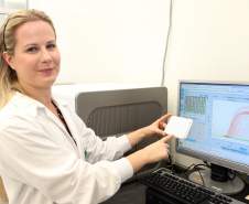 A Secretaria de Estado da Saúde apresentou nesta sexta-feira (5) a nova tecnologia utilizada pelo Laboratório Central do Estado (Lacen-PR) para o diagnóstico simultâneo de dengue, zika e chikungunya. Pioneiro no país, o Teste para Diagnóstico Molecular de Arboviroses Metodologia Multiplex, em uso desde o dia 3 de fevereiro, amplia a capacidade de análise do Lacen de 60 para 1.400 exames semanais. 