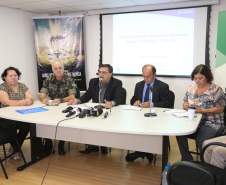 A Secretaria de Estado da Saúde apresentou nesta sexta-feira (5) a nova tecnologia utilizada pelo Laboratório Central do Estado (Lacen-PR) para o diagnóstico simultâneo de dengue, zika e chikungunya. Pioneiro no país, o Teste para Diagnóstico Molecular de Arboviroses Metodologia Multiplex, em uso desde o dia 3 de fevereiro, amplia a capacidade de análise do Lacen de 60 para 1.400 exames semanais. 