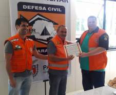 A Coordenadoria Estadual de Proteção e Defesa Civil do Paraná realizou no dia 19 a entrega de Certificado de Operação aos radioamadores que participaram da Operação Dengue sem Asas, em Paranaguá, ocorrida nos dias 12 e 13 do mês de fevereiro