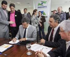 O Governo do Paraná anunciou nesta quarta-feira (23) a construção de 1.520 casas populares, em 21 municípios do Estado. O governador Beto Richa e o presidente da Companhia de Habitação do Paraná (Cohapar), Abelardo Lupion, assinaram os contratos de prestação de serviço para a construção das moradias. O investimento é estimado em R$ 101 milhões.