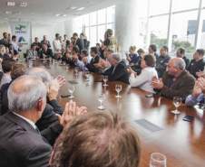 O Governo do Paraná anunciou nesta quarta-feira (23) a construção de 1.520 casas populares, em 21 municípios do Estado. O governador Beto Richa e o presidente da Companhia de Habitação do Paraná (Cohapar), Abelardo Lupion, assinaram os contratos de prestação de serviço para a construção das moradias. O investimento é estimado em R$ 101 milhões.