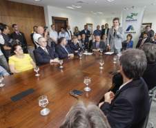 O Governo do Paraná anunciou nesta quarta-feira (23) a construção de 1.520 casas populares, em 21 municípios do Estado. O governador Beto Richa e o presidente da Companhia de Habitação do Paraná (Cohapar), Abelardo Lupion, assinaram os contratos de prestação de serviço para a construção das moradias. O investimento é estimado em R$ 101 milhões.