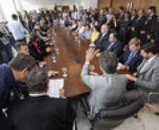O Governo do Paraná anunciou nesta quarta-feira (23) a construção de 1.520 casas populares, em 21 municípios do Estado. O governador Beto Richa e o presidente da Companhia de Habitação do Paraná (Cohapar), Abelardo Lupion, assinaram os contratos de prestação de serviço para a construção das moradias. O investimento é estimado em R$ 101 milhões.