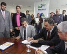 O Governo do Paraná anunciou nesta quarta-feira (23) a construção de 1.520 casas populares, em 21 municípios do Estado. O governador Beto Richa e o presidente da Companhia de Habitação do Paraná (Cohapar), Abelardo Lupion, assinaram os contratos de prestação de serviço para a construção das moradias. O investimento é estimado em R$ 101 milhões.