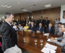 O Governo do Paraná anunciou nesta quarta-feira (23) a construção de 1.520 casas populares, em 21 municípios do Estado. O governador Beto Richa e o presidente da Companhia de Habitação do Paraná (Cohapar), Abelardo Lupion, assinaram os contratos de prestação de serviço para a construção das moradias. O investimento é estimado em R$ 101 milhões.