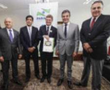 O Governo do Paraná anunciou nesta quarta-feira (23) a construção de 1.520 casas populares, em 21 municípios do Estado. O governador Beto Richa e o presidente da Companhia de Habitação do Paraná (Cohapar), Abelardo Lupion, assinaram os contratos de prestação de serviço para a construção das moradias. O investimento é estimado em R$ 101 milhões.