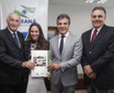O Governo do Paraná anunciou nesta quarta-feira (23) a construção de 1.520 casas populares, em 21 municípios do Estado. O governador Beto Richa e o presidente da Companhia de Habitação do Paraná (Cohapar), Abelardo Lupion, assinaram os contratos de prestação de serviço para a construção das moradias. O investimento é estimado em R$ 101 milhões.