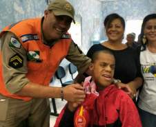 Na manhã da última quinta-feira, dia 24 de março, o 1º Grupamento de Bombeiros e 1ª CORPDEC realizaram a entrega de chocolates para crianças integrantes da Associação de Moradores e Amigos da Vila Estrela, localizada na Rua Aristides Borsatto, nº 372, Vila Estrela, no Bairro Fazendinha