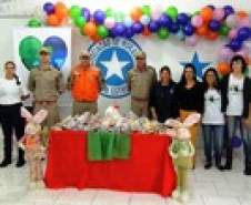 Participação d o 1º Grupamento dre Bombeiros e 1ª CORPDEC na Campanha de Páscoa da Provopar rende 200 pacotes de chocolates para crianças carentes da Vila Estrela, em Curitiba.
