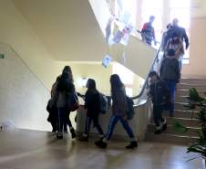 Na manhã de hoje (07/06) foi realizado o simulado do Plano de Abandono no Colégio Estadual do Paraná. Esse é o 5º ano consecutivo que o simulado é realizado no local, onde os alunos professores e funcionários puderam realizar o procedimento de abandono do prédio que possui 5 pavimentos.
O Colégio é frequentado por alunos do Ensino Fundamental e Médio durante os três períodos do dia.
