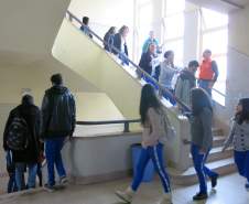 Na manhã de hoje (07/06) foi realizado o simulado do Plano de Abandono no Colégio Estadual do Paraná. Esse é o 5º ano consecutivo que o simulado é realizado no local, onde os alunos professores e funcionários puderam realizar o procedimento de abandono do prédio que possui 5 pavimentos.
O Colégio é frequentado por alunos do Ensino Fundamental e Médio durante os três períodos do dia.
