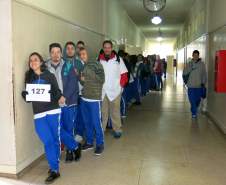 Na manhã de hoje (07/06) foi realizado o simulado do Plano de Abandono no Colégio Estadual do Paraná. Esse é o 5º ano consecutivo que o simulado é realizado no local, onde os alunos professores e funcionários puderam realizar o procedimento de abandono do prédio que possui 5 pavimentos.
O Colégio é frequentado por alunos do Ensino Fundamental e Médio durante os três períodos do dia.
