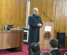 O Chefe da Casa Militar e Coordenador Estadual de Proteção e Defesa Civil, Coronel Adilson Castilho Casitas, ministrou na manhã da última quinta-feira (09/06) uma palestra com o tema “Ações de Proteção e Defesa Civil no Estado do Paraná” para os militares da Curso de Formação de Oficiais na Academia Policial Militar do Guatupê.