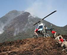 A ocorrência de geada, somada à queda das temperaturas e à falta de chuva, aumenta os riscos de incêndios em vegetações de áreas urbanas e rurais nessa época do ano. De acordo com o Instituto Nacional de Pesquisas Espaciais (Inpe), há 50 municípios no Paraná com índice crítico para incêndios florestais – última escala da classificação, que leva em conta fatores como temperatura, quantidade de chuvas nos últimos 15 dias, umidade relativa do ar e tipo de bioma na região, entre outros.
