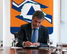 O governador Beto Richa assinou nesta quarta-feira (6), no Palácio Iguaçu, um termo de cooperação técnica entre o Paraná e o Governo do Japão para instalar, no Estado, um radar Banda X para monitoramento meteorológico e prevenção de desastres naturais na Região Metropolitana de Curitiba