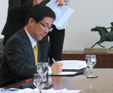 O governador Beto Richa assinou nesta quarta-feira (6), no Palácio Iguaçu, um termo de cooperação técnica entre o Paraná e o Governo do Japão para instalar, no Estado, um radar Banda X para monitoramento meteorológico e prevenção de desastres naturais na Região Metropolitana de Curitiba