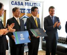 O governador Beto Richa assinou nesta quarta-feira (6), no Palácio Iguaçu, um termo de cooperação técnica entre o Paraná e o Governo do Japão para instalar, no Estado, um radar Banda X para monitoramento meteorológico e prevenção de desastres naturais na Região Metropolitana de Curitiba