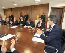 O governador Beto Richa assinou nesta quarta-feira (6), no Palácio Iguaçu, um termo de cooperação técnica entre o Paraná e o Governo do Japão para instalar, no Estado, um radar Banda X para monitoramento meteorológico e prevenção de desastres naturais na Região Metropolitana de Curitiba