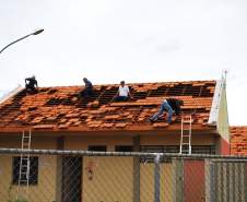 Em situações de tempestade, vendavais e granizo, quando o telhado da residência foi danificado, os moradores tendem a subir até o local para realizar o conserto. Estatisticamente foi comprovado que a maioria dos acidentes nesse período se dá após o evento, no momento de recuperação dos estragos, então alguns cuidados são muito importantes para evitar acidentes.