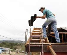 Em situações de tempestade, vendavais e granizo, quando o telhado da residência foi danificado, os moradores tendem a subir até o local para realizar o conserto. Estatisticamente foi comprovado que a maioria dos acidentes nesse período se dá após o evento, no momento de recuperação dos estragos, então alguns cuidados são muito importantes para evitar acidentes.