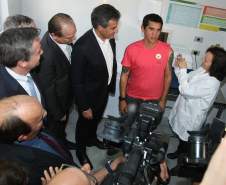 O governador Beto Richa lançou nesta terça-feira (26) a campanha de vacinação contra a dengue no Paraná e anunciou que 500 mil pessoas serão imunizadas nos 30 municípios com maior circulação viral da doença. A vacinação começa dia 13 de agosto. O Paraná é o primeiro das Américas a fazer uma campanha pública contra a dengue. O Governo do Estado investirá R$ 50 milhões na aquisição da vacina.
