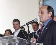 O governador Beto Richa lançou nesta terça-feira (26) a campanha de vacinação contra a dengue no Paraná e anunciou que 500 mil pessoas serão imunizadas nos 30 municípios com maior circulação viral da doença. A vacinação começa dia 13 de agosto. O Paraná é o primeiro das Américas a fazer uma campanha pública contra a dengue. O Governo do Estado investirá R$ 50 milhões na aquisição da vacina.

