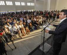O governador Beto Richa lançou nesta terça-feira (26) a campanha de vacinação contra a dengue no Paraná e anunciou que 500 mil pessoas serão imunizadas nos 30 municípios com maior circulação viral da doença. A vacinação começa dia 13 de agosto. O Paraná é o primeiro das Américas a fazer uma campanha pública contra a dengue. O Governo do Estado investirá R$ 50 milhões na aquisição da vacina.

